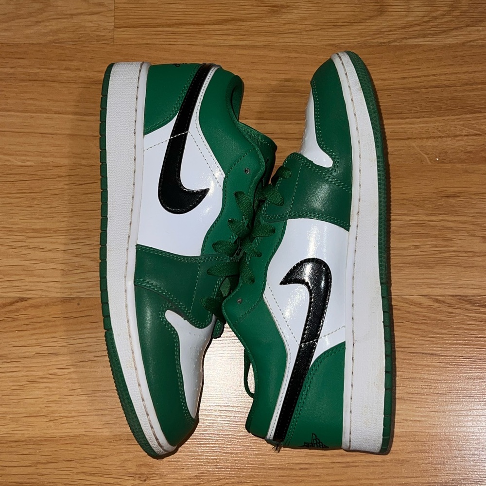 Nike Jordans 1 Low in Pine Green - Picture 5 of 6